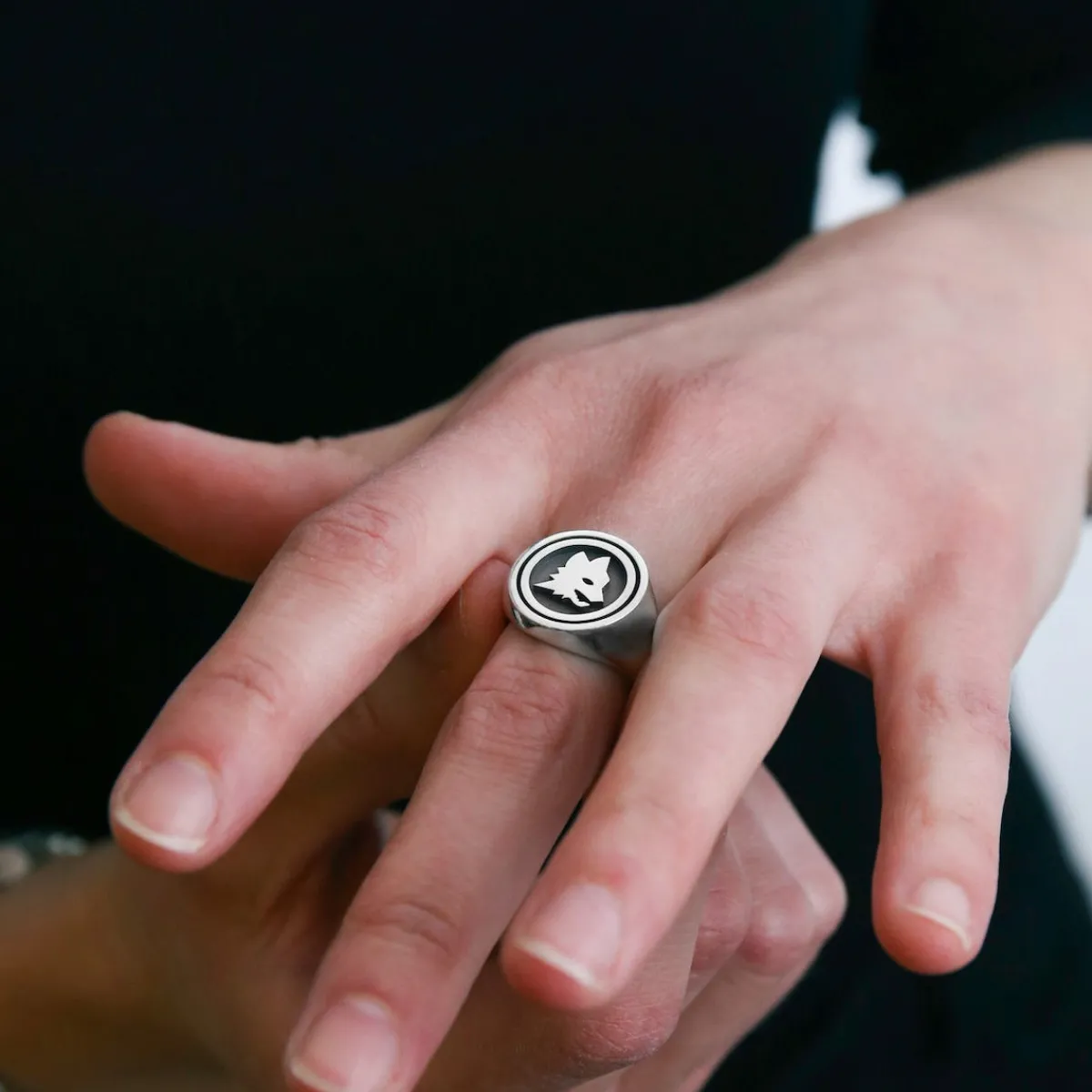 AS Roma Anello Chevalier Sigillo tondo Lupa X Nove25, Unisex, Argento Brunito< Gioielli