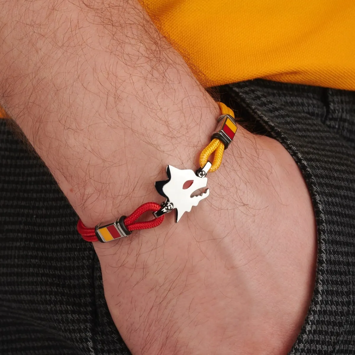 AS Roma Bracciale con placca centrale Lupetto in acciaio anallergico e cordino in tessuto regolabile rosso e giallo< Gioielli